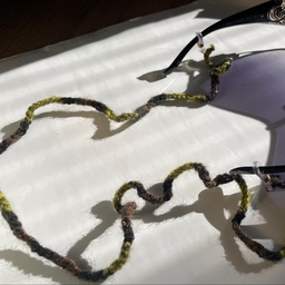 بند عینک دستساز ساخته شده با نخ کاموا دو رنگ اکسسوری ققنوس