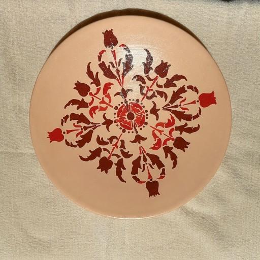 بشقاب دیوارکوب سنتی گل لاله زمینه کرمی با اندازه 25سانت و رنگ دلخواه 