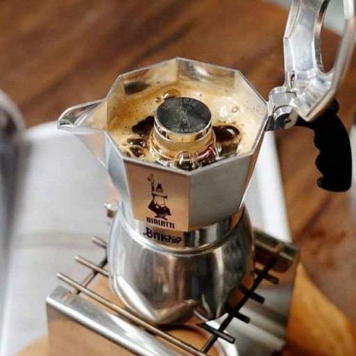پودر قهوه صد در صد عربیکا انرژی بخش با تلخی بسیار کم مخصوص استفاده در موکاپات در بسته های 100 گرمی