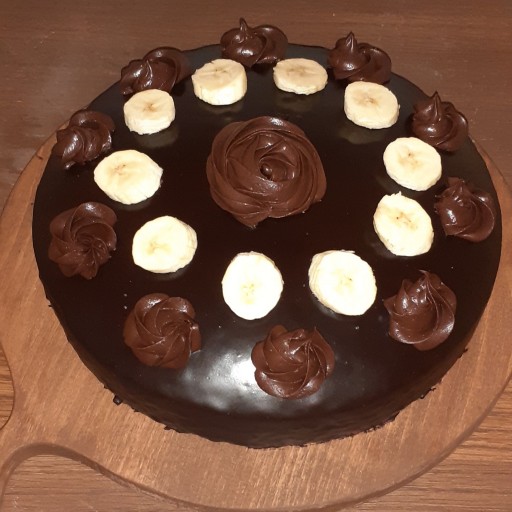 کیک شکلاتی با تزیین شکلات و میوه