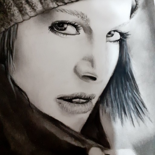 نقاشی سیاه قلم طرح دختر زمستان
