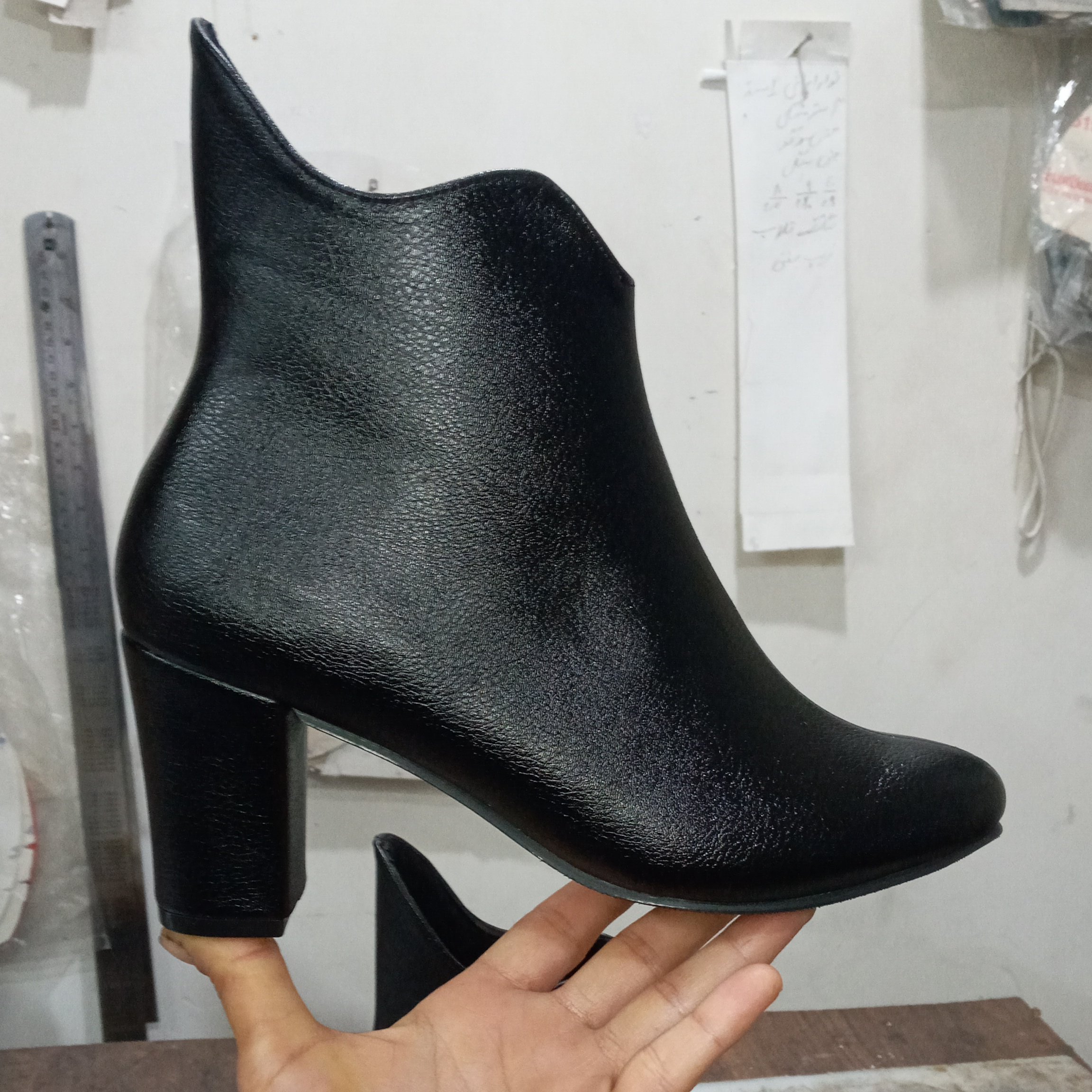 نیم بوت مجلسی زنانه.پاشنه 5 سانت روکشدار  جنس چرم مصنوعی سایز 36تا43 رنگبندی  قابل سفارش غرفه تولیدی کفش پاپیلون 