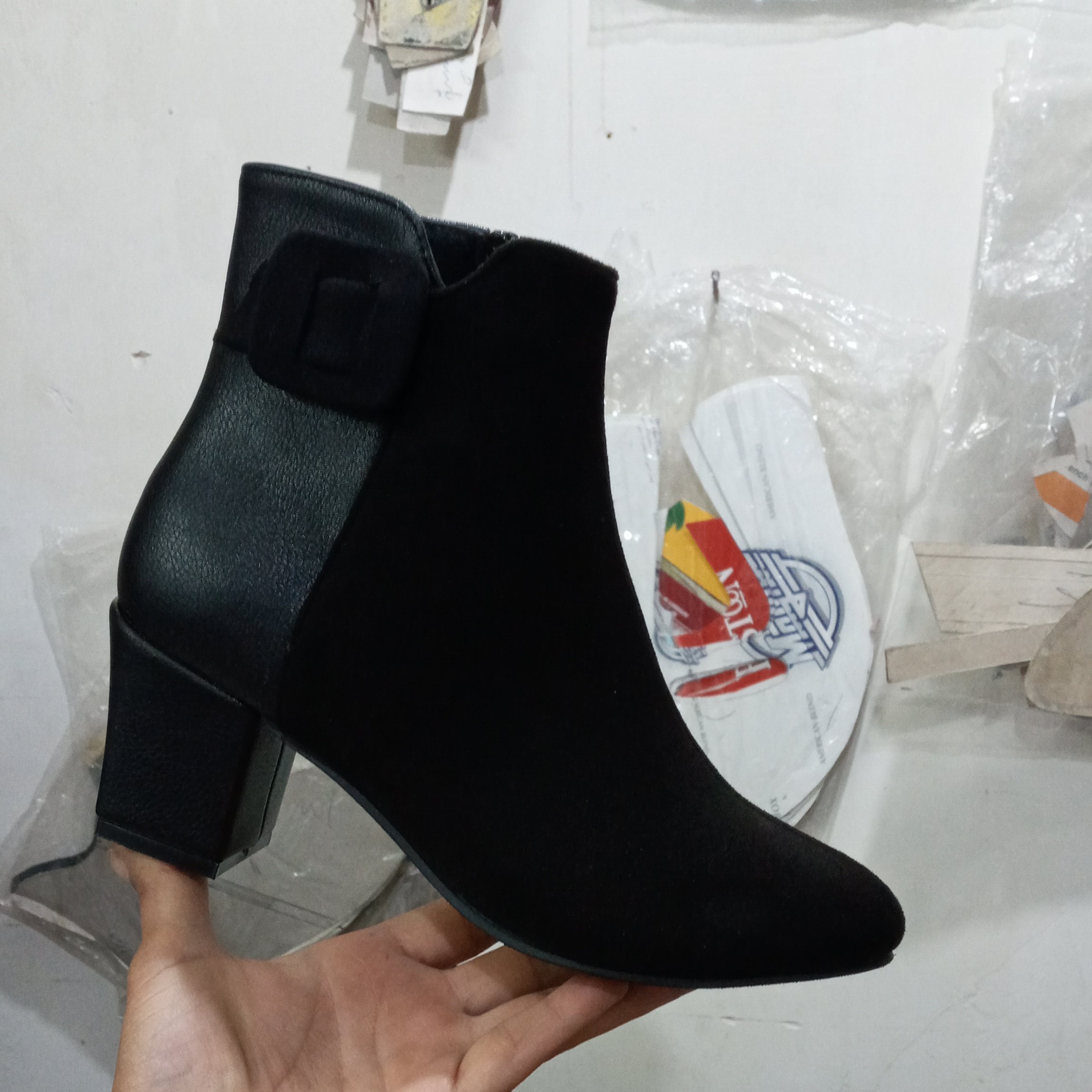 نیم ساق  مجلسی زنانه جنس ترکیبی از چرم و سویت پاشنه 5سانت روکشدار سایز36تا 43غرفه تولیدی کفش پاپیلون