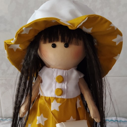عروسک روسی زرد پوش
قد:25سانت
همراه با کیف و کفش چرمی