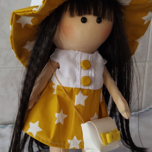 عروسک روسی زرد پوش
قد:25سانت
همراه با کیف و کفش چرمی