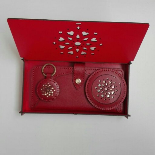 ست کیف پول وجا کلیدی و اینه جیبی چرم طبیعی دستدوز به همراه جعبه چوبی(هدیه ای خاص)