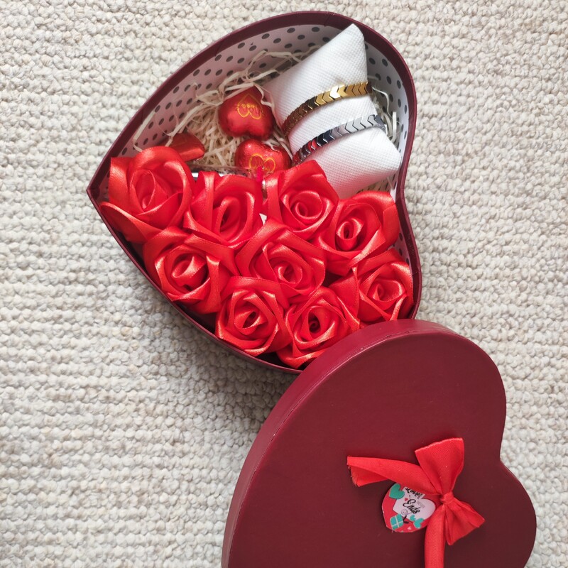 باکس گل قلبی نیمه و دستبند و شکلات .سایز متوسط کادو  جعبه هدیه ولنتاین سوپرایز روز معلم روز زن یلدا