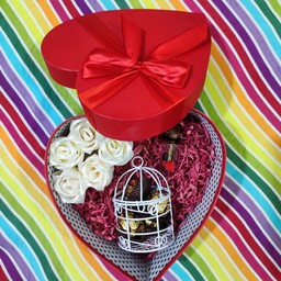 باکس قلبی گل و شکلات سوپرایز ولنتاین سایز متوسط ( روبانی ) . کادو هدیه