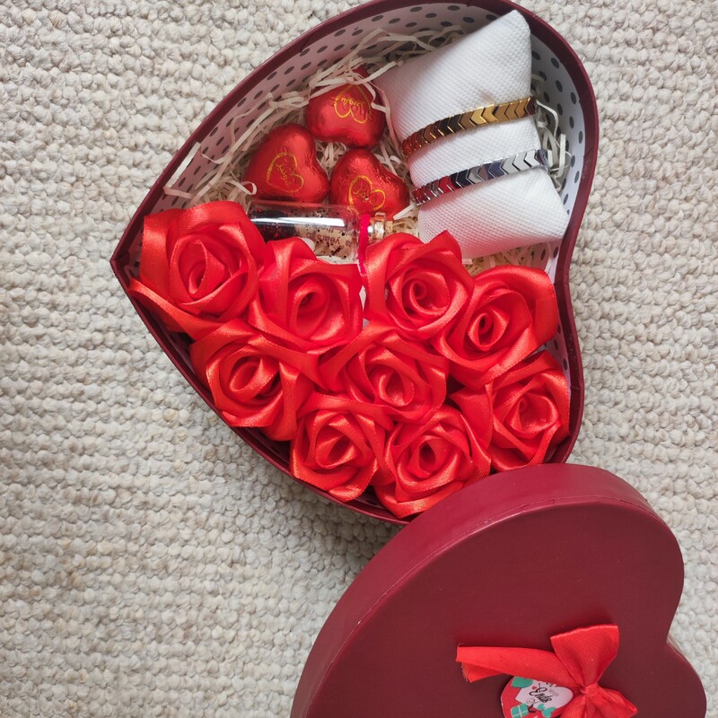 باکس گل قلبی نیمه و دستبند و شکلات .سایز متوسط کادو  جعبه هدیه ولنتاین سوپرایز روز معلم روز زن یلدا