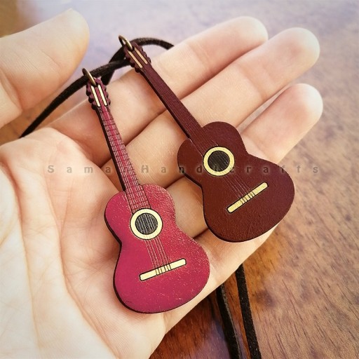 گردنبند ساز گیتار چوبی با بند چرمی