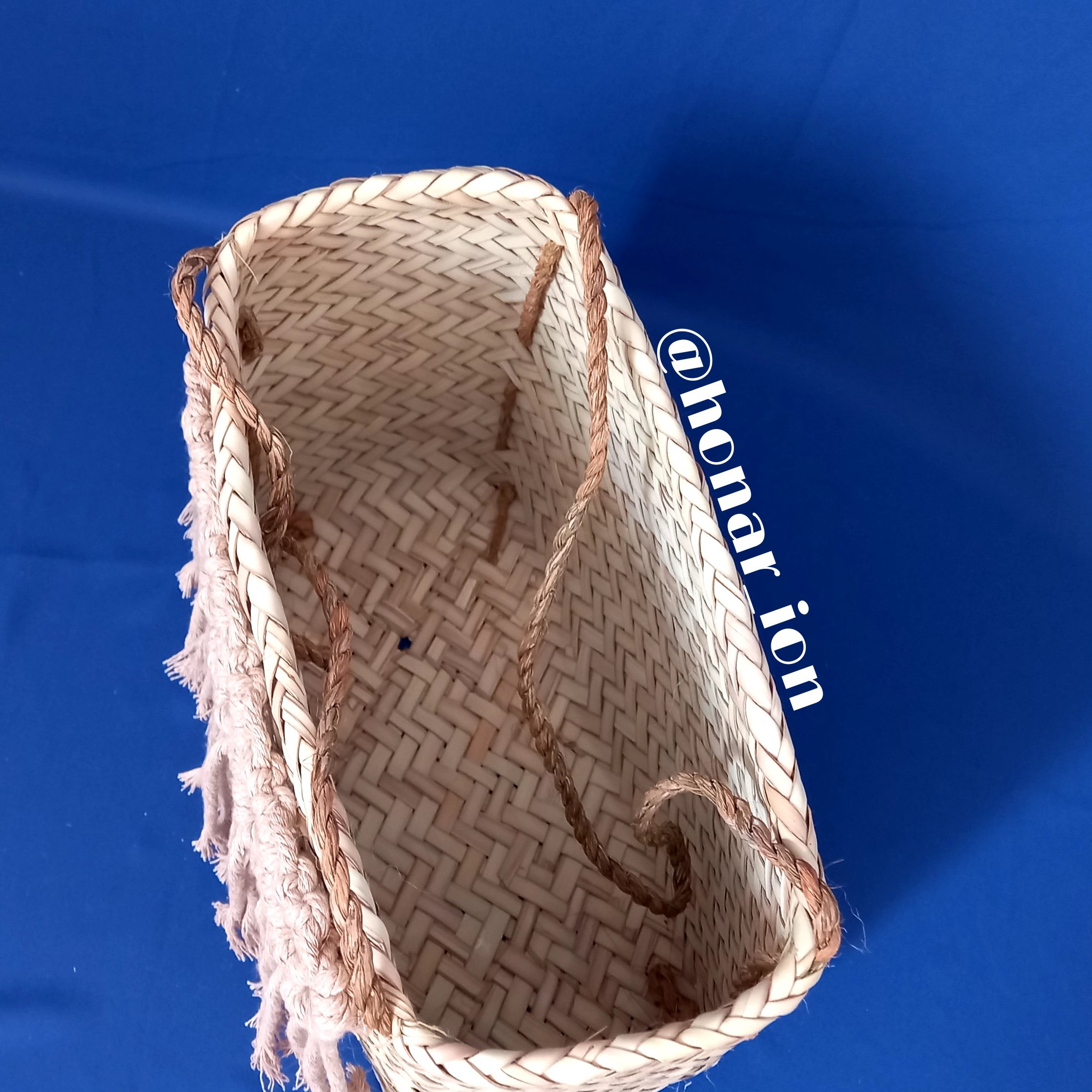 ساک حصیری تزیین شده با مکرومه یک استایل مینیمال ارسال پس کرایه 