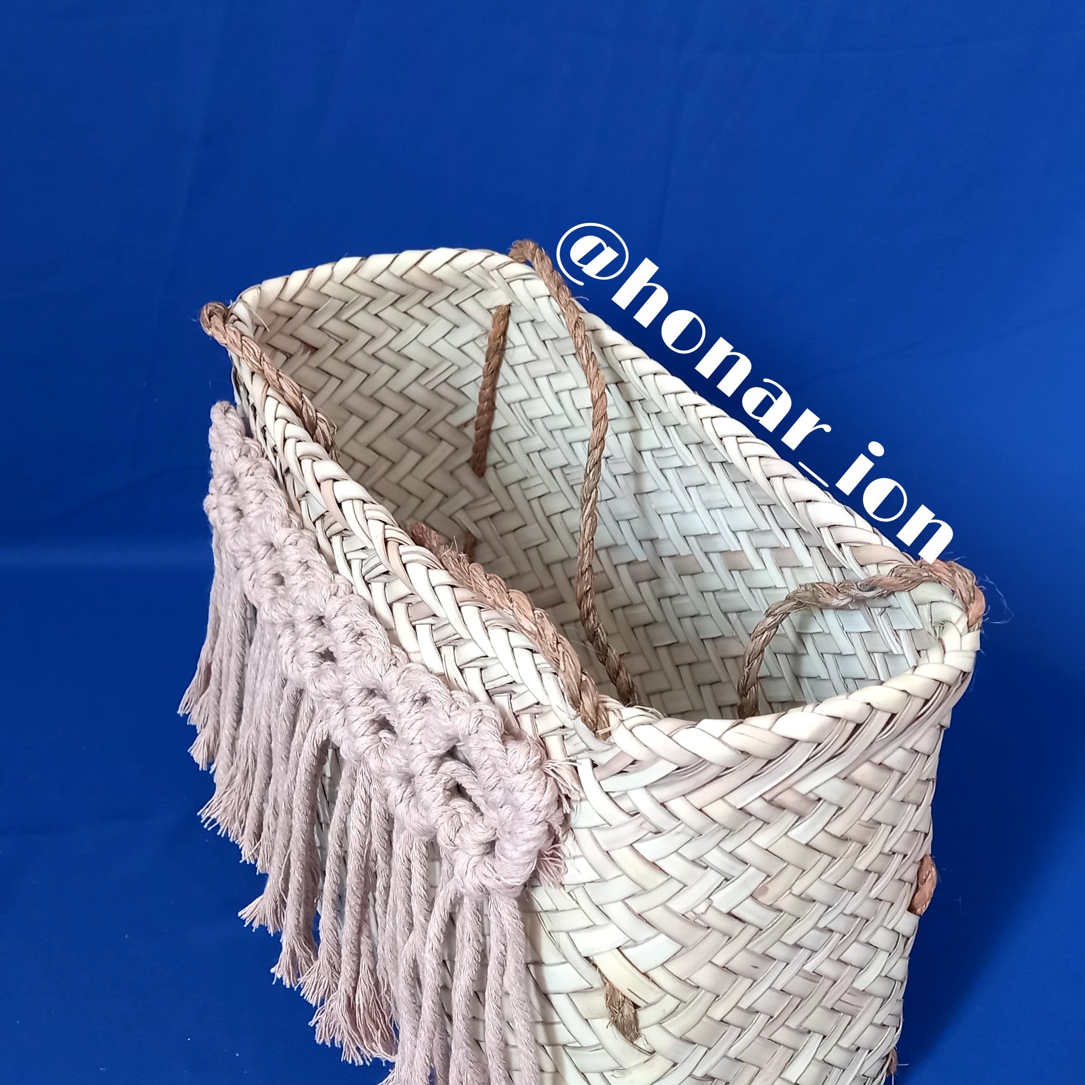 ساک حصیری تزیین شده با مکرومه یک استایل مینیمال ارسال پس کرایه 