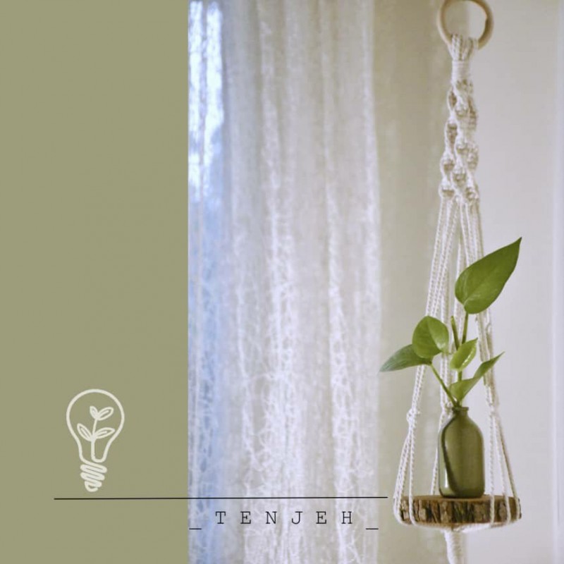 آویز گلدان مکرومه با کنده چوب و گلدان شیشه ای رنگی