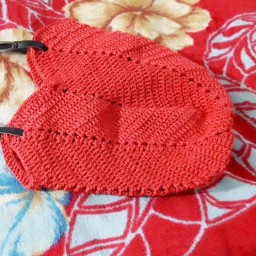کیف مکرومه تابستانی مدل گل لاله بند چرم و آسترکشی شده همراه با کیف لوازم آرایشی در رنگ قرمز باز