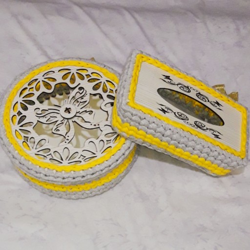 ست باکس درب دار لوازم آرایشی و جادستمال کاغذی تریکو طرح پروانه ای رنگ طوسی روشن-زرد بسیار کاربردی