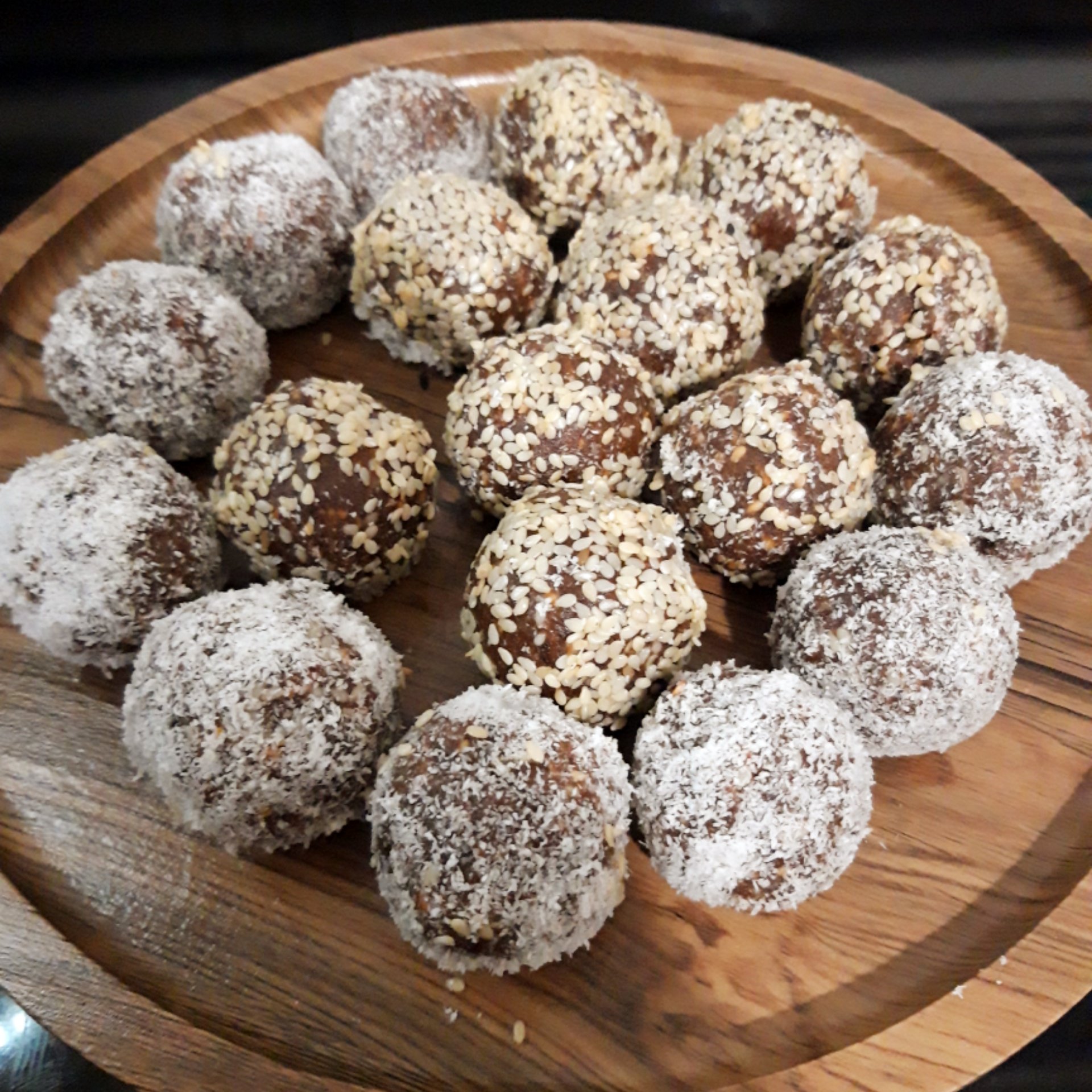 توپک خرمایی بسیار خوشمزه و مقوی با مغز گردو 