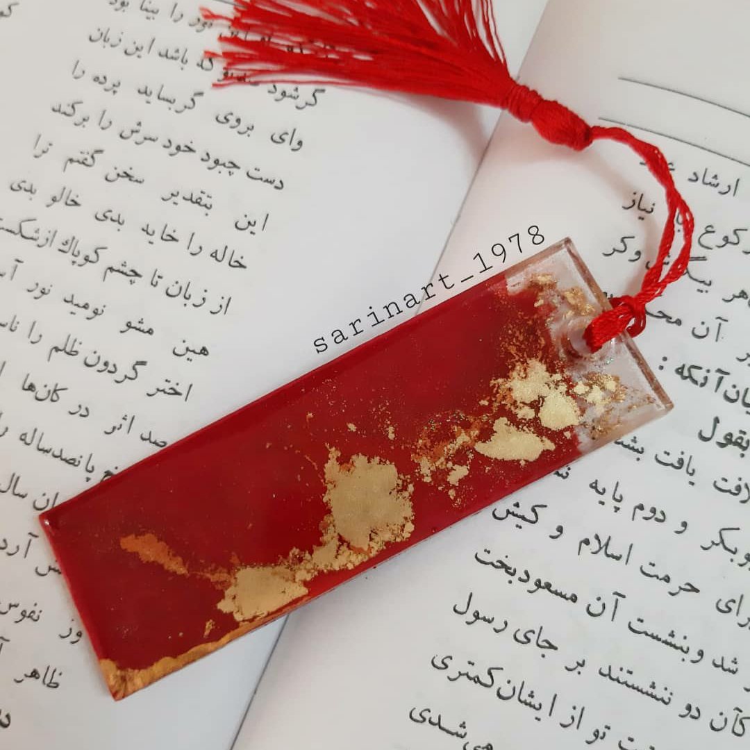 بوکمارک تمام رزینی قرمز با ورق طلا