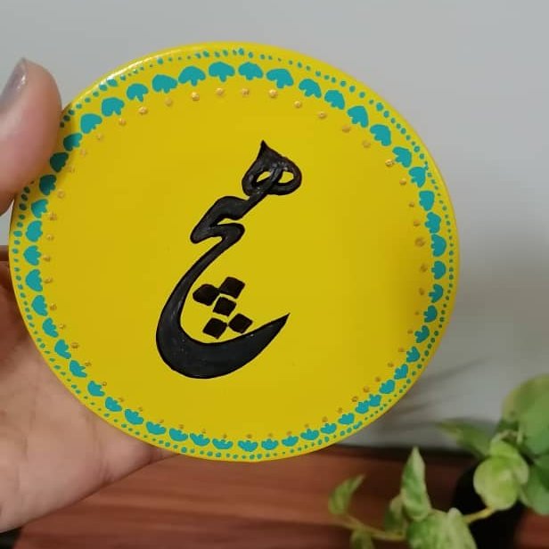 بشقاب دیوارکوب هیچ زمینه زرد 