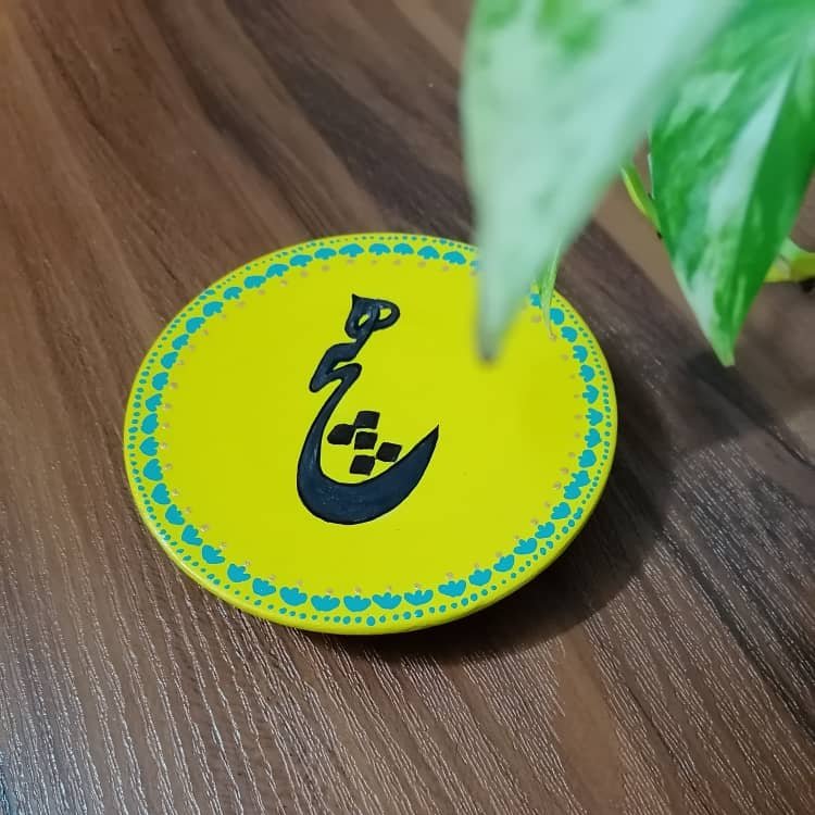 بشقاب دیوارکوب هیچ زمینه زرد 