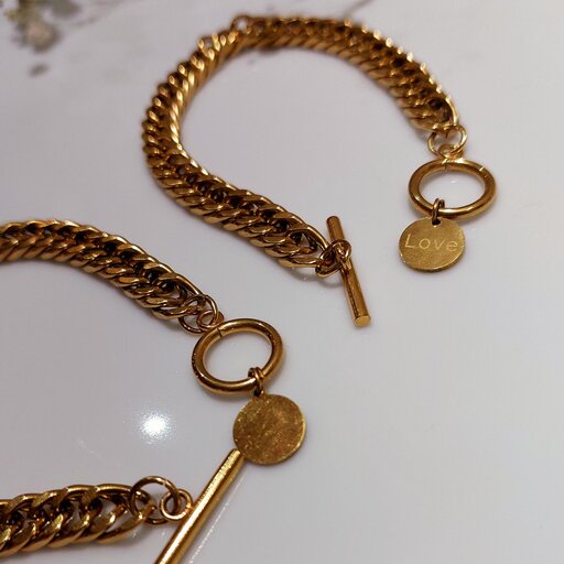 دستبند کارتیر دوبل طلایی با پلاک های مختلف و قفل T،جنس استیل و رنگ ثابت بدون حساسیت