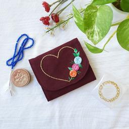 جانماز جیبی گلدوزی شده با دست رنگ زرشکی پارچه گونی بافت طرح قلب و گل