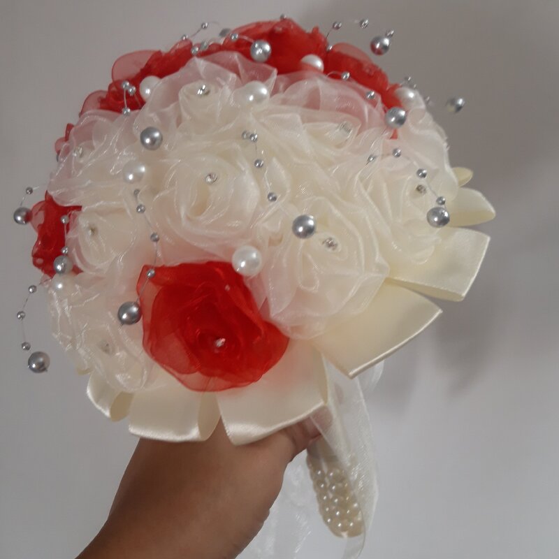 دسته گل عروس مصنوعی جنس پارچه حریر ترکیب دو رنگ قرمز و نباتی سایز متوسط