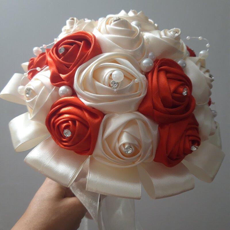 دسته گل عروس مصنوعی_جنس گل ها ساتن_ترکیب رنگ قرمز و نباتی_سایز متوسط