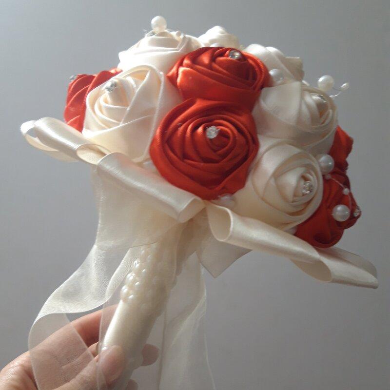دسته گل عروس مصنوعی_جنس گل ها ساتن_ترکیب رنگ قرمز و نباتی_سایز متوسط