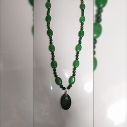 رو لباسی زیبا سنگ عقیق سبز خزه ای تراش دست به همراه ریسه سنگی آماده و اتصالات نقره 