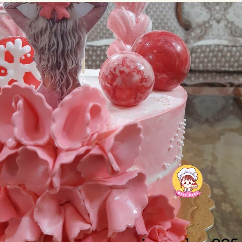 کیک تولد با دکورجذاب دخترونه با وزن 1500 در قنادی خانگی خانم کیک ارسال با اسنپ وبصورت پس کرایه 