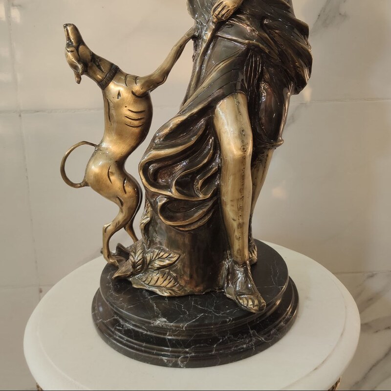 مجسمه برنزی مدل بانو و سگ رنگ مشکی طلایی کد 2852