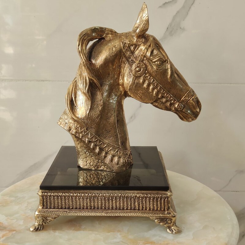 مجسمه برنزی مدل کله اسب قلم کاری پایه شیشه ای کد 2831