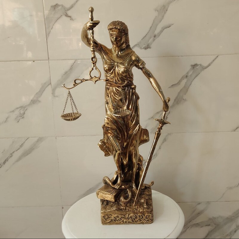 مجسمه برنزی مدل بانوی عدالت بزرگ طلایی کد 2848
