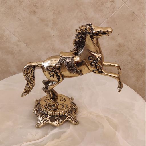مجسمه برنزی دکوری حیوانات مدل اسب ایستاده زین دار کد 2607( مجسمه برنجی )