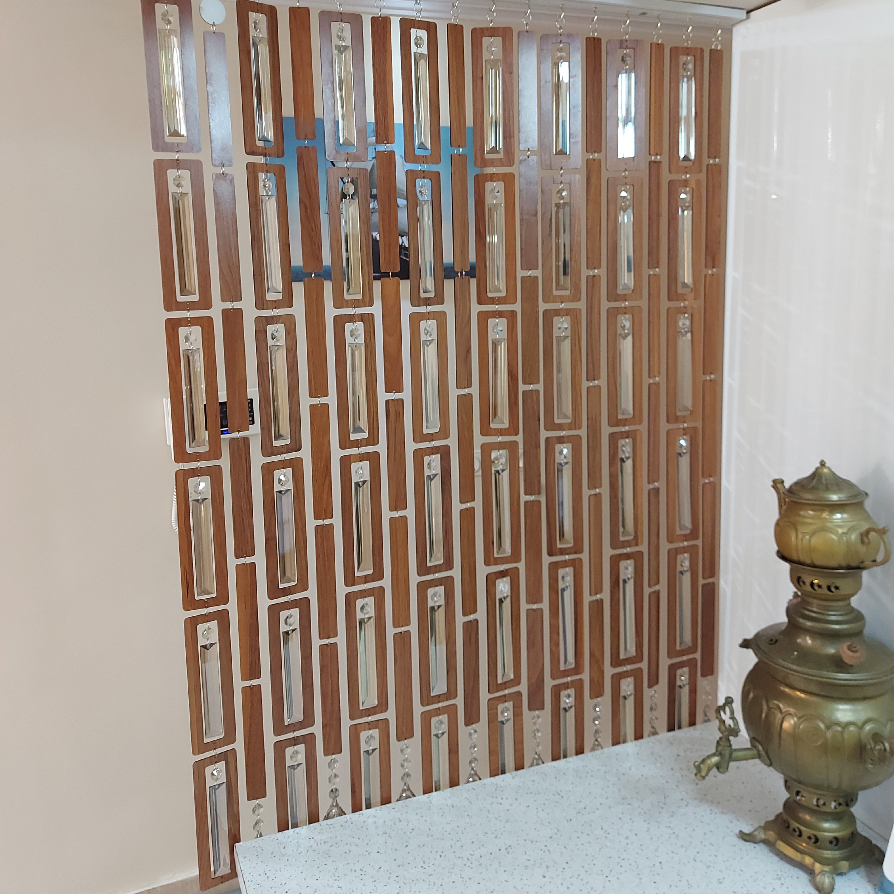 پرده اویز ترکیبی چوب و کریستال مدل اریا با رنگ قهوه ای با کریستال کاردی رنگ شام (پس کرایه)