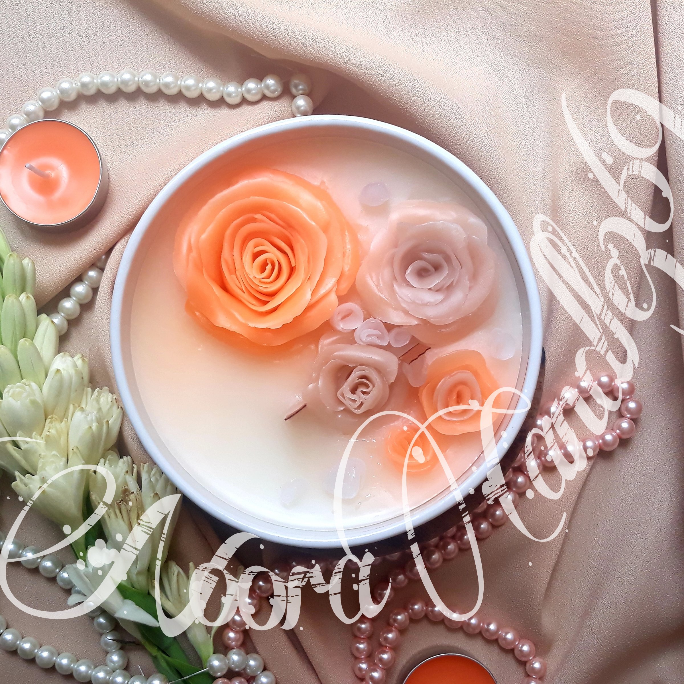 شمع با گلهای دستساز