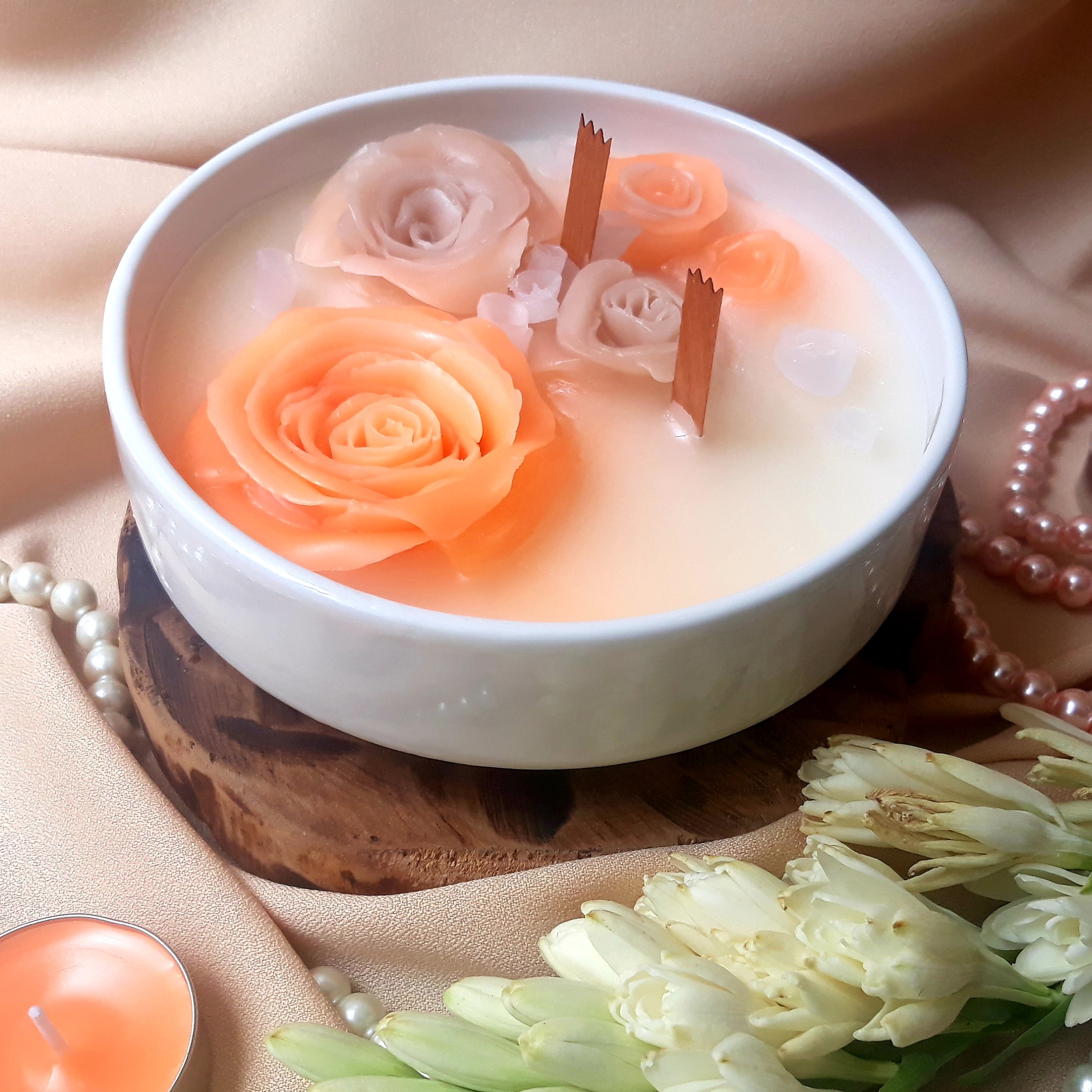 شمع با گلهای دستساز