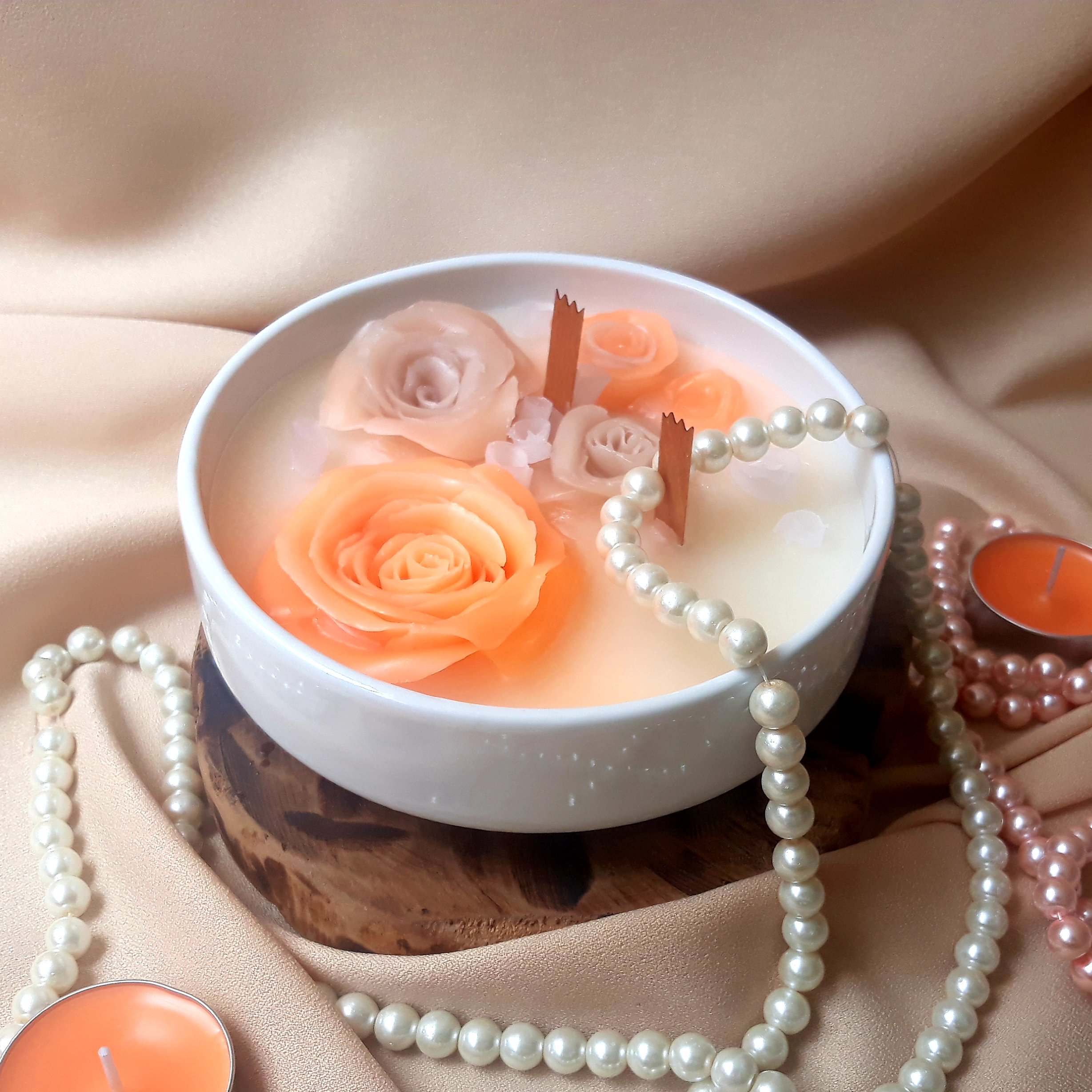 شمع با گلهای دستساز