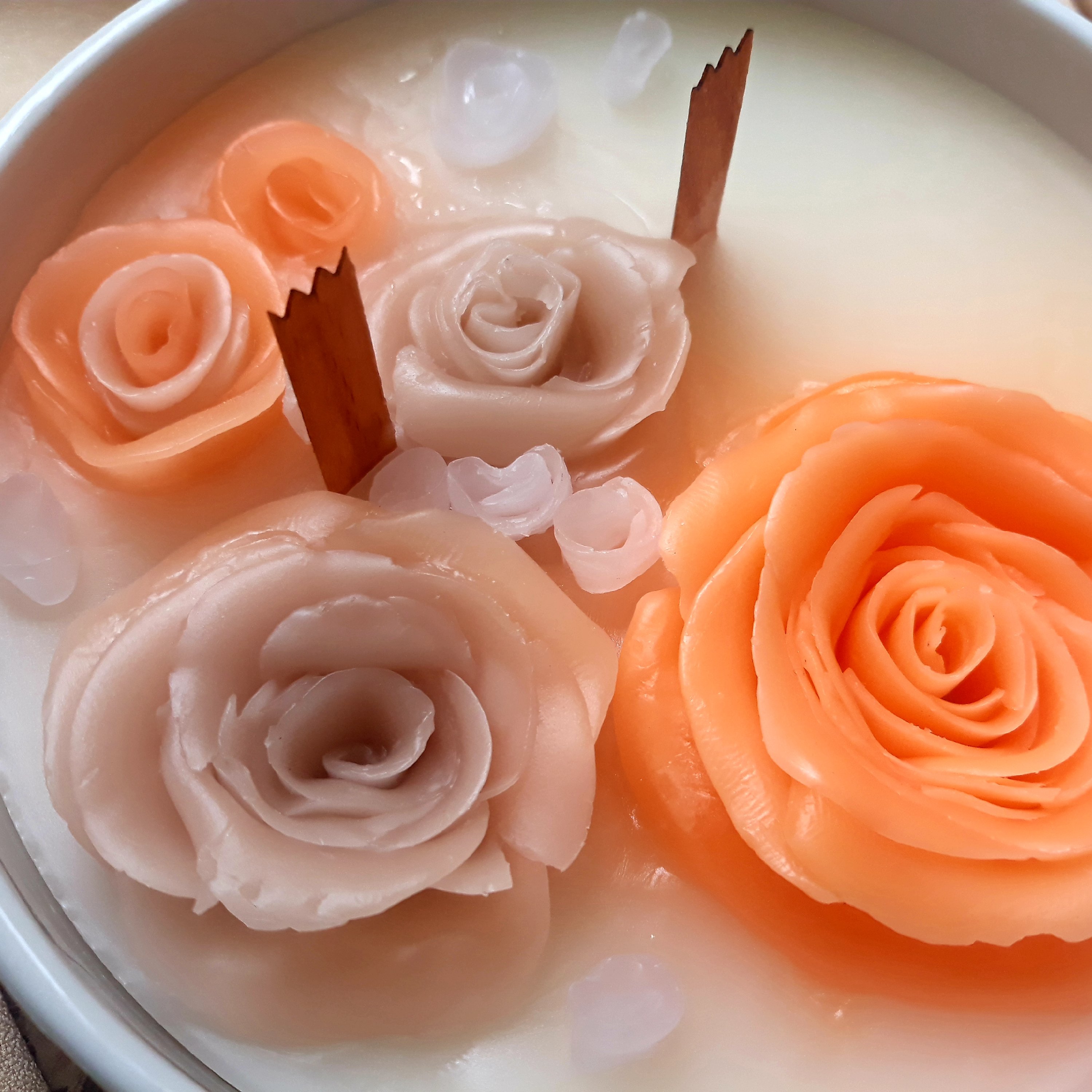 شمع با گلهای دستساز