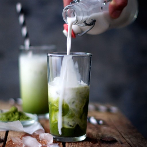 ماچا لته گیاهی  یک نوشیدنی ملایم و خامه‌ای با تمام مزایای سلامتی چای سبز است این نوشیدنی میتواند گرم یاسرد سرو شود
