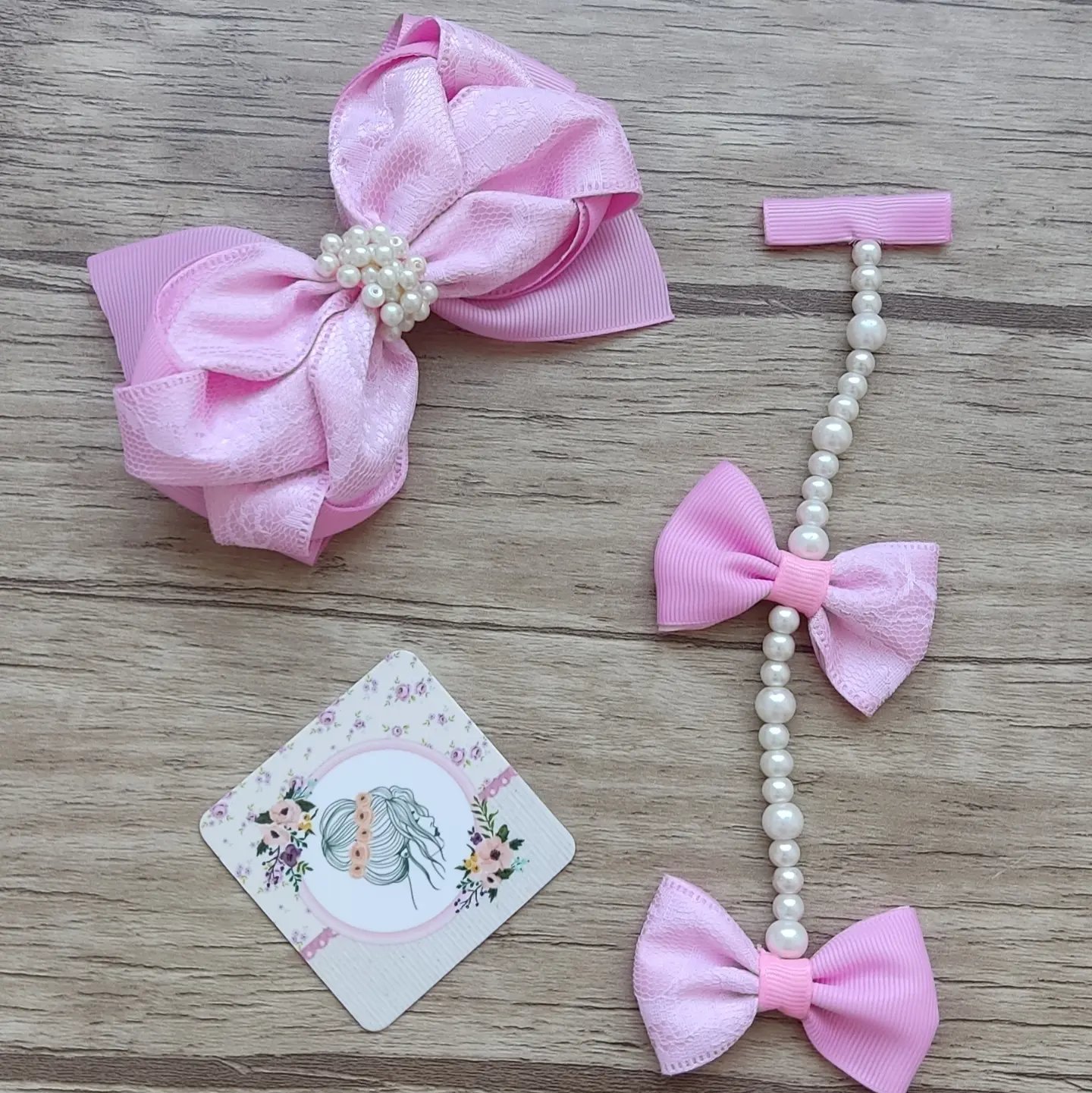 با خرید این گلسر با یک تیر ، دو نشان بزن ،گلسر  لاکچری فوق العاده جذاب با آویز مرواریدی جدا شونده ، مخصوص خاص پسندان 