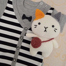 عروسک گربه دستبافت با کیفیت و قیمت عالی مناسب برای سیسمونی نوزاد و استفاده کودکان