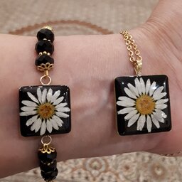 ست دستبند و مدال رزینی با گلهای طبیعی با مهره های کریستالی دستساز خانگی  قابل تنظیم با دست با اتصالات رنگ ثابت 