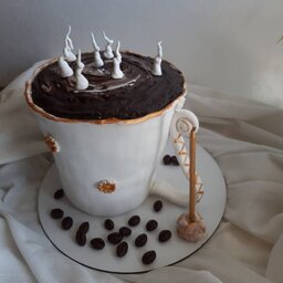 کیک خانگی  فوندانتی طرح فنجان قهوه کیک وانیلی بافیلینگ موز وگردو وموس بادام 