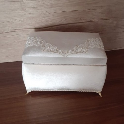 باکس خلعتی عروس
وزن خالص
1300 گرم
وزن با بسته بندی
1600 گرم
مناسب برای
عروس خانم ها بانوان 
شیری 
جنس مخمل