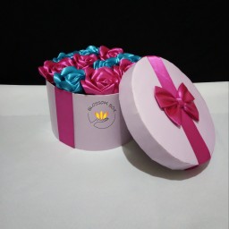 باکس گل ربانی دست دوز هدیه ای ماندگار و زیبا، جعبه گل قابل سفارش با رنگبندی