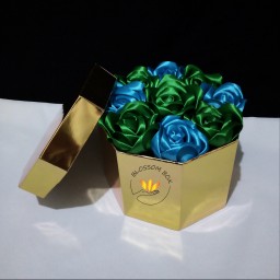باکس گل متالایز(آیینه ای براق)با گل های دست دوز ربانی رنگبندی 