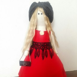 عروسک روسی با لباس قرمز و موهای قابل حرارت، با کلاه و کیف و کفش مجلسی