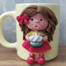 ماگ عروسکی، دختر با کیک میوه