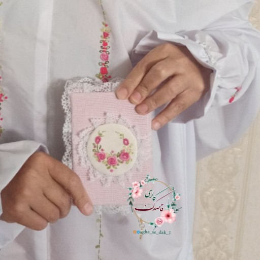  هدیه قران جیبی گلدوزی شده با دست رنگ‌بندی ست جانماز های جشن تکلیف